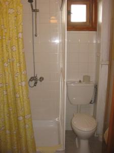een kleine badkamer met een toilet en een douche bij Margarita Hotel in Varna