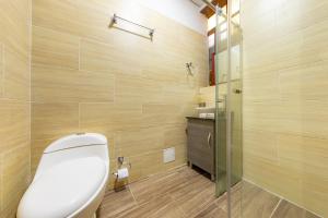 Koupelna v ubytování Ayenda Sarayu House