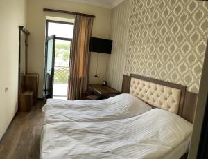 Ein Bett oder Betten in einem Zimmer der Unterkunft Yolyans Hotel