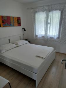 Giường trong phòng chung tại Apartments Kržanić