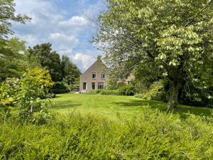 duży dom w środku pola trawy w obiekcie domaine de la bergerie w mieście Zuid-Beijerland