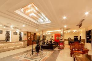 een woonkamer met een lobby met een bank bij Gold Coast Hotel Da Nang Hotel in Da Nang