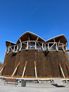 een groot bakstenen gebouw met een dak bij BEe HOME - Urlaubs und Business Loft in Kevelaer