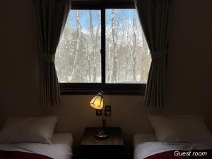 Postel nebo postele na pokoji v ubytování The Guest House Japan Hakuba