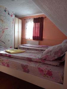 a bedroom with two beds and a window at Verica Rooms in Žabljak