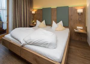 Ein Bett oder Betten in einem Zimmer der Unterkunft See-Hotel Schoiner