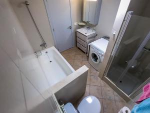 un bagno con vasca, WC e doccia di Gerry&Lotti Apartment a Son Bou Altre 14 foto