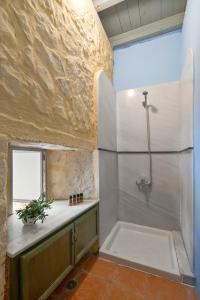 Phòng tắm tại Villa Mediterranea, with heated pool