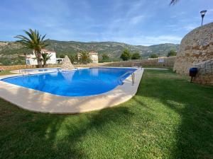 a swimming pool in a yard next to a house at Apartamentos Mirador al Mar Altamar in Alcossebre