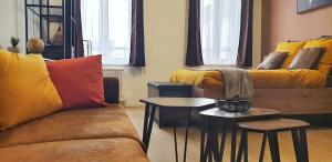 ein Wohnzimmer mit einem Sofa und 2 Tischen in der Unterkunft The Factory - Authentique et fonctionnel in Dreux