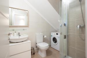 a bathroom with a toilet sink and a washing machine at La Meruxa, adosado a 2 km de la playa VV-2244-AS in Llanes +12 photos