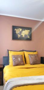 Un dormitorio con una cama amarilla con un mapa en la pared en The Factory - Authentique et fonctionnel en Dreux