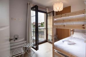 a small room with a bunk bed and a balcony at La Meruxa, adosado a 2 km de la playa VV-2244-AS in Llanes