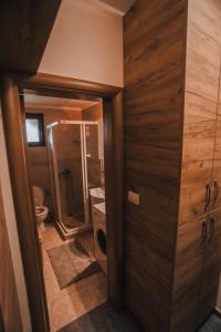 a small bathroom with a toilet and a shower at Apartmani Zračak in Zlatibor