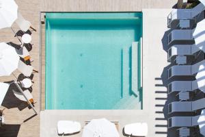 an overhead view of a swimming pool with chairs at Sandalia Boutique Hotel - Adults Only in Cannigione
