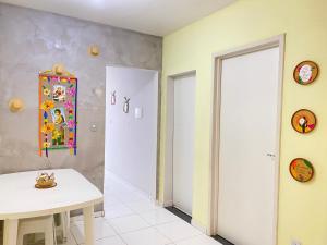um quarto com uma mesa branca e uma porta branca em Casa 181 Alto do Moura em Caruaru