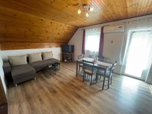 - un salon avec un canapé et une table dans l'établissement Apartment Plavo oko, à Smoljanac