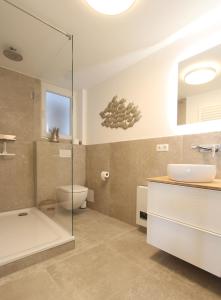 y baño con aseo y lavamanos. en PEMATRA Haus Waterkant - FeWo Koje, en Travemünde