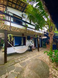 a hammock hanging from the side of a building at Pousada Canto Verde in Abraão