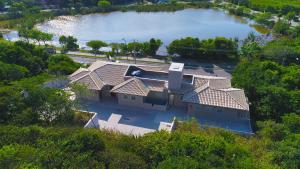 an overhead view of a house with a lake at APART LAGOA BUZIOS- centro in Búzios