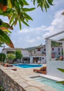 霍里頓的住宿－Aeolos Hotel & Villas - Pelion，别墅享有游泳池的景致。