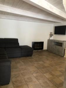a living room with a couch and a flat screen tv at Dependance Oscar in Carrozziere