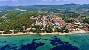 Gallery image of Tsatsalmas Rooms with sea View in Metamorfosi