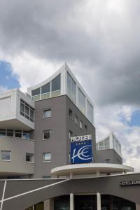 un hotel con un cartel en el lateral de un edificio en Hotel Europa Belluno en Belluno