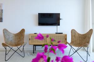 TV a/nebo společenská místnost v ubytování Sol Eterno - luxury Aparmtent with direct oceanview and extra services