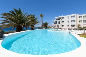 Bazén v ubytování Sol Eterno - luxury Aparmtent with direct oceanview and extra services nebo v jeho okolí
