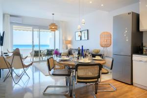 - une cuisine et une salle à manger avec une table et des chaises dans l'établissement Sol Eterno - luxury Aparmtent with direct oceanview and extra services, à Costa Teguise