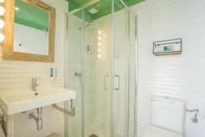 サロウにあるSeaborn Salouのバスルーム(シャワー、洗面台、トイレ付)