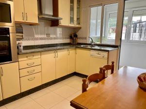 Kuchyňa alebo kuchynka v ubytovaní Apartamento en A Pontenova