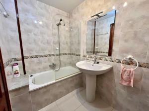 Kúpeľňa v ubytovaní Apartamento en A Pontenova + 6 fotografií