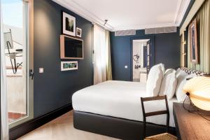 Schlafzimmer mit einem großen weißen Bett und blauen Wänden in der Unterkunft One Shot Aragó 257 in Barcelona