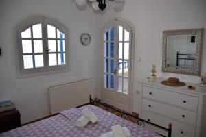 Giường trong phòng chung tại Villa Iokasti (sea view)