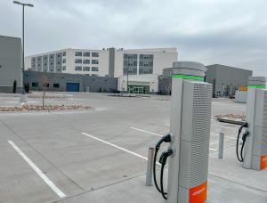 een parkeerplaats met een groot gebouw op de achtergrond bij Crowne Plaza - Kearney, an IHG Hotel in Kearney