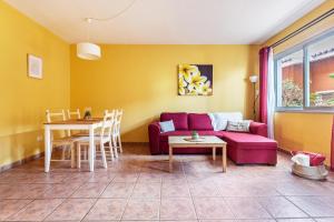 un salon avec un canapé et une table dans l'établissement Parque Las Flores, à Puerto de la Cruz