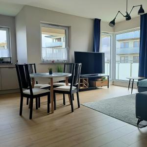 Televízia a/alebo spoločenská miestnosť v ubytovaní Apartament PERŁA POŁUDNIA