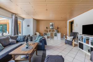 Ferienhaus Hansen في Stangheck: غرفة معيشة مع أريكة وطاولة