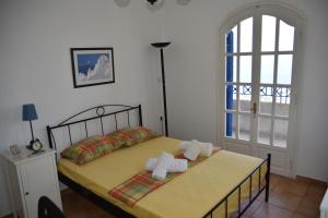 Giường trong phòng chung tại Villa Iokasti (sea view)