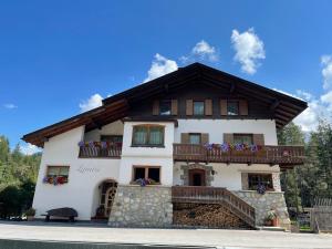 Cette grande maison blanche dispose d'un balcon. dans l'établissement Lamirì, à Badia