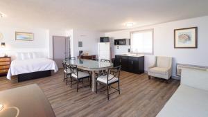 TV a/nebo společenská místnost v ubytování Outer Banks Motor Lodge