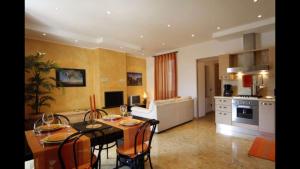 eine Küche und ein Wohnzimmer mit einem Tisch und Stühlen in der Unterkunft Gorgeous 1 double bedroom apartment in Bellagio