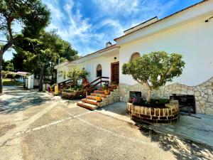 una casa con portico e scale di fronte di Residence M3 a Peschici