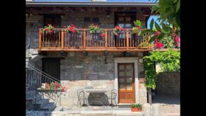 um edifício com uma varanda com flores em Splendido cottage Lakeview em Bellagio