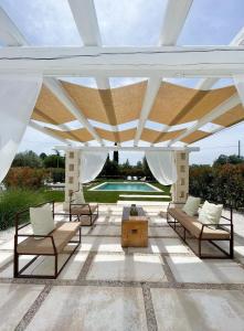Posezení v ubytování Trullo San Vincenzo con Piscina + 37 fotografií