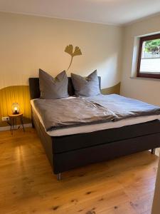 ein Schlafzimmer mit einem Bett mit einer Pflanze an der Wand in der Unterkunft Ferienwohnung Fröschenpuhl NEU in Traben-Trarbach