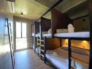 Letto o letti in una camera di Shorebreak Hostel San Juan La Union
