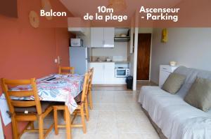 Kuchyňa alebo kuchynka v ubytovaní Appartement au pied de la plage - Balcon - Parking